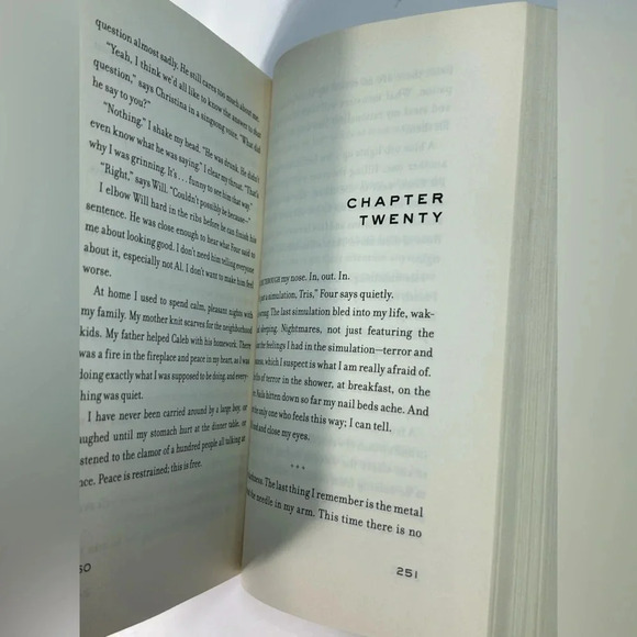 Divergent -  Veronica Roth - Hardcover Book 📖 - Picture 3 of 11